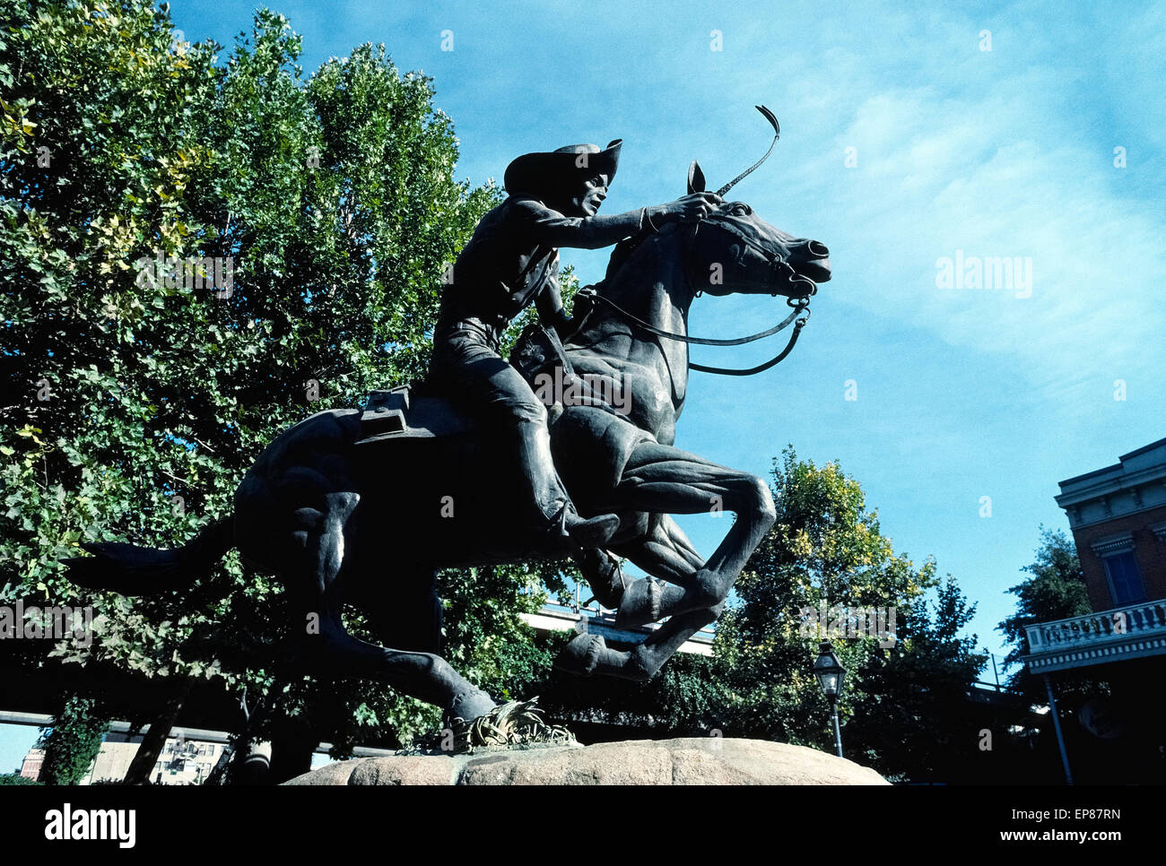 1976 La statue en bronze d'un cavalier du Pony Express et son cheval par le sculpteur Thomas Holland est une attraction touristique dans la région de Old Sacramento State Historic Park à Sacramento, Californie, USA. Le monument de la 2e et rues J marque la limite ouest de la cross-country historique mail route qui a commencé en 1860 et a couru de Saint Joseph, Missouri, à Sacramento. L1,900 milles (3 058 km) de voyage a eu 10 jours requis et 80 cavaliers, 400 chevaux, et 184 Pony Express le long du trajet. Ce remarquable service de courrier électronique a pris fin après seulement 18 mois en raison de la réalisation d'Amérique du télégraphe transcontinental. Banque D'Images