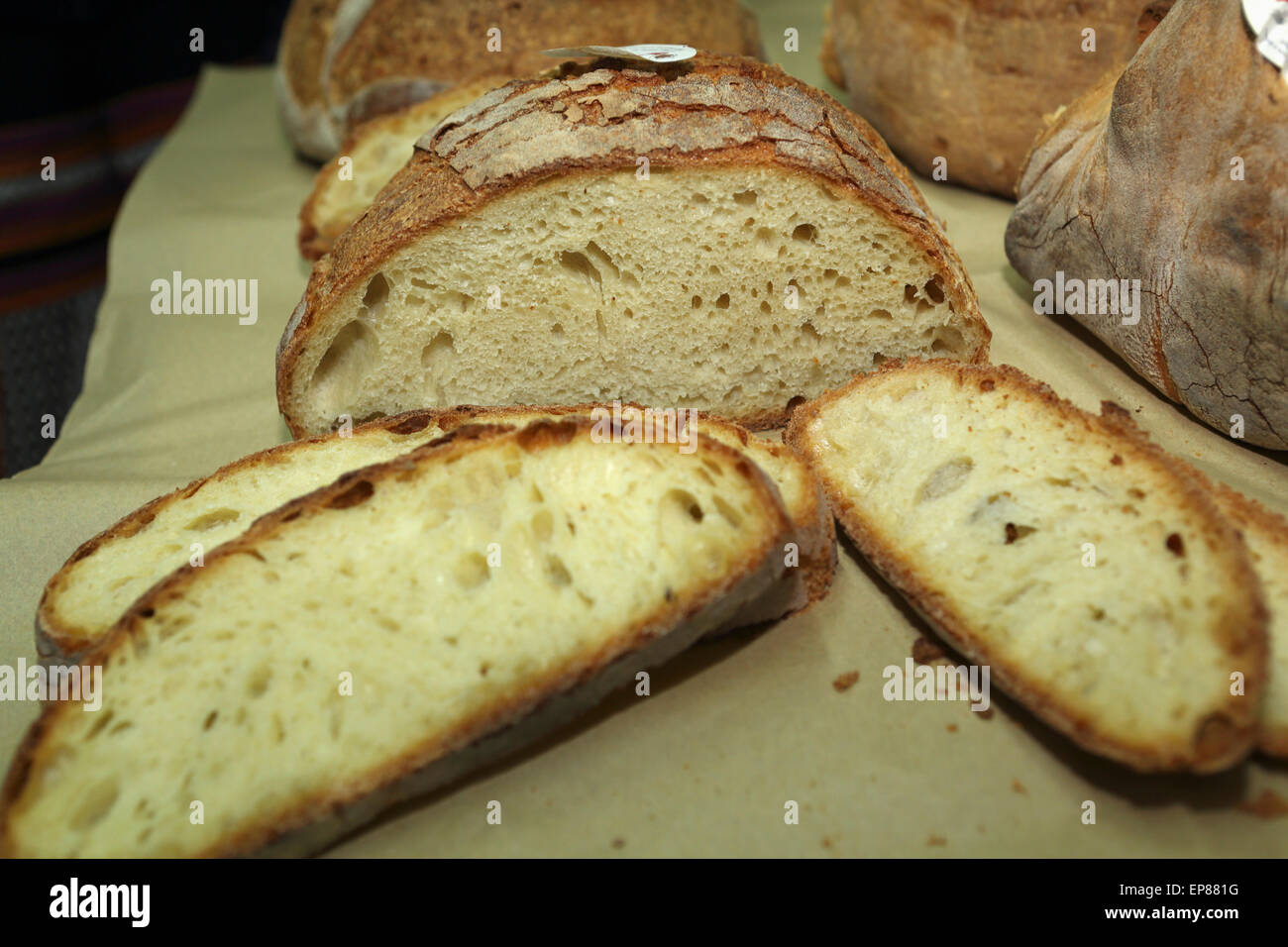 Du pain frais à Altamura, Pouilles, Italie. Le volet contrôlé TDC alto le pain est cuit dans une boulangerie au feu de bois. Banque D'Images