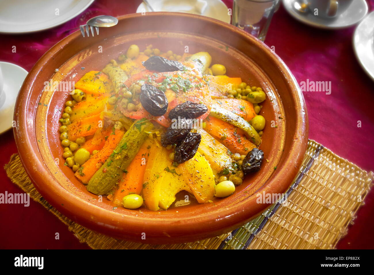 Plat traditionnel marocain - tajine. Maroc Banque D'Images