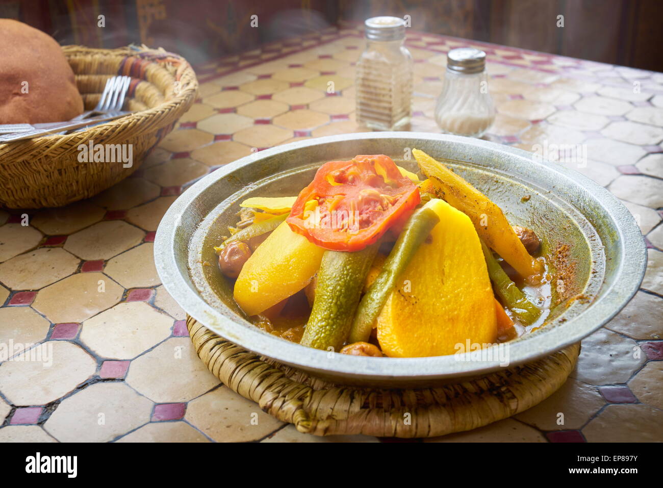 Tajine de poulet aux pommes de terre Banque de photographies et d ...