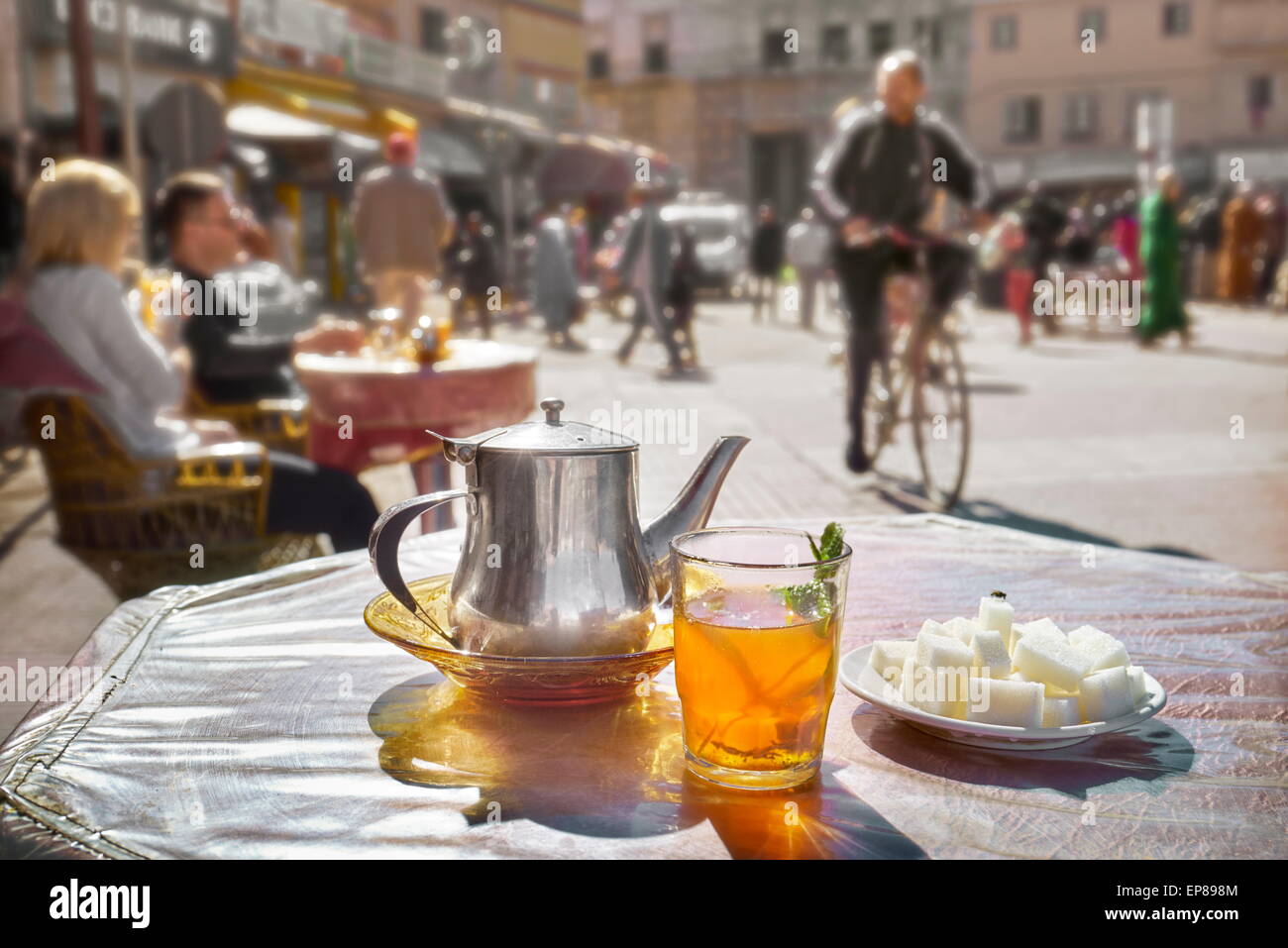 Thé à la menthe traditionnel. Le Maroc, l'Afrique Banque D'Images