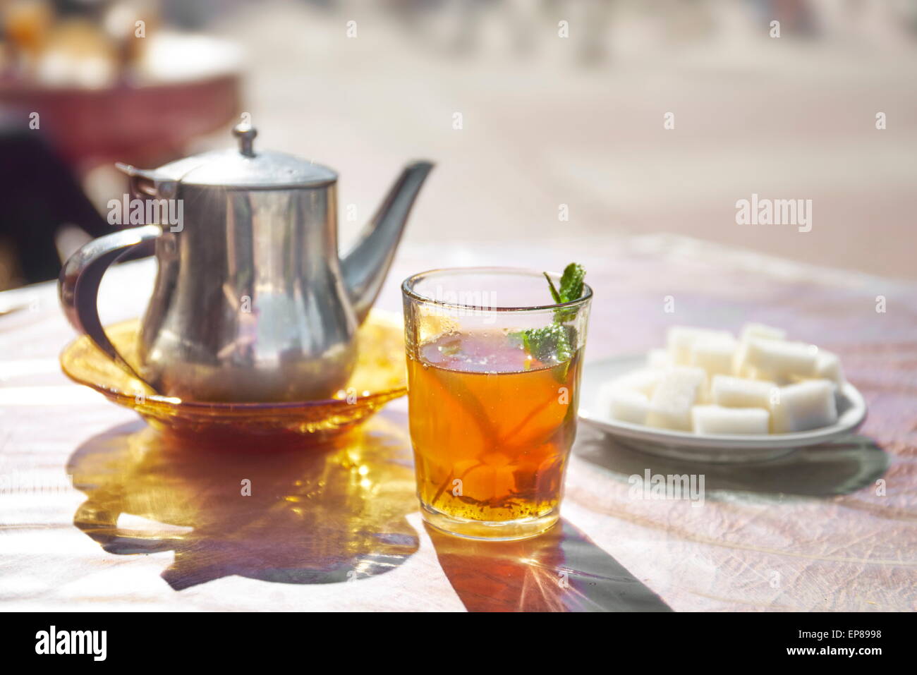 Thé à la menthe traditionnel. Le Maroc, l'Afrique Banque D'Images