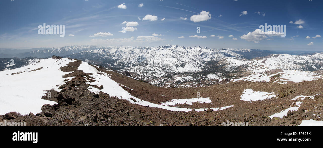 Panorama depuis le sommet du pic du Sonora dans les montagnes de la Sierra Nevada à la sud sur Sonora Pass Banque D'Images