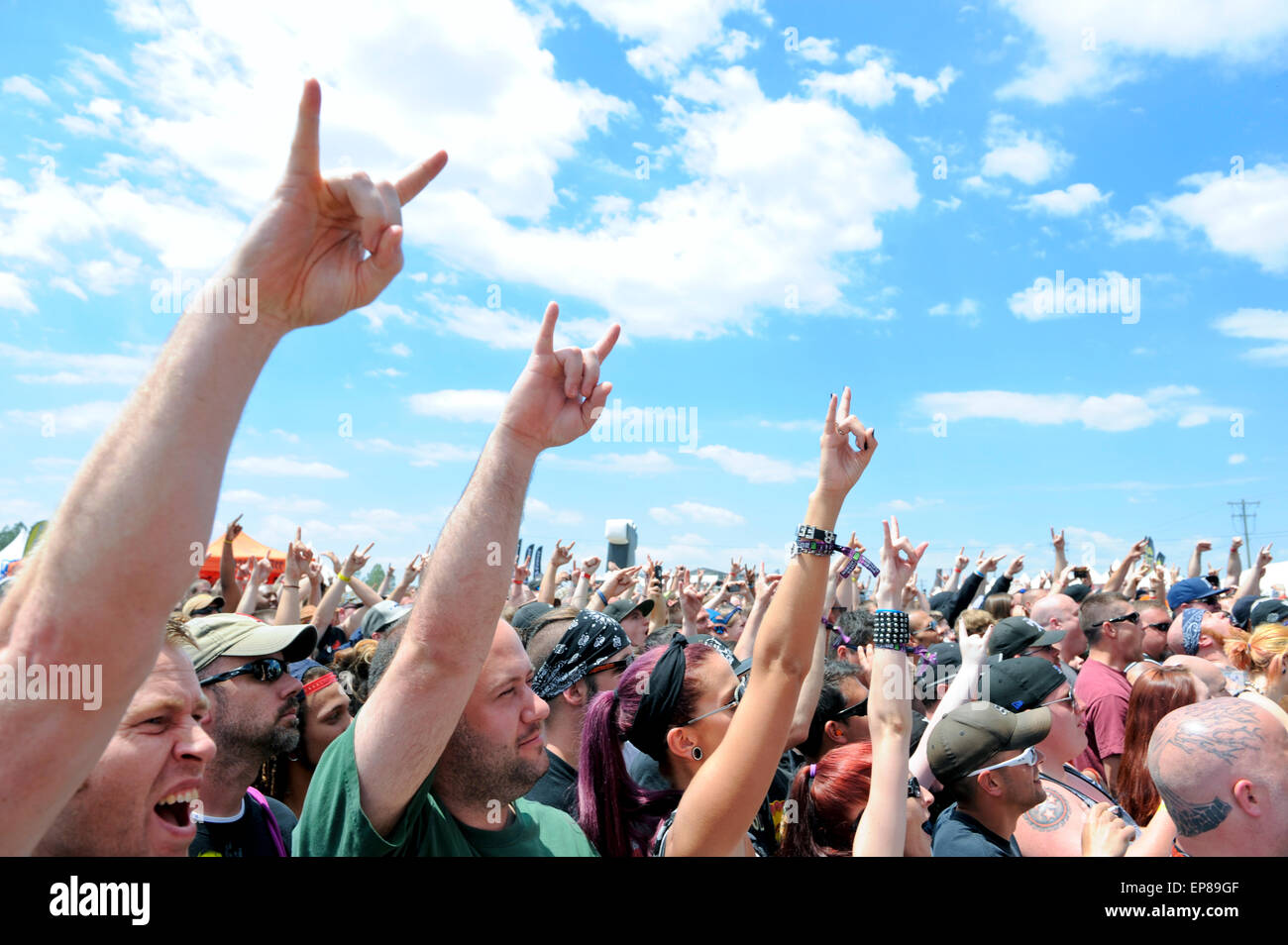 Le Monster Energy 2015 Rébellion Caroline Music Festival, foule de fans holding up heavy metal hand sign. Banque D'Images