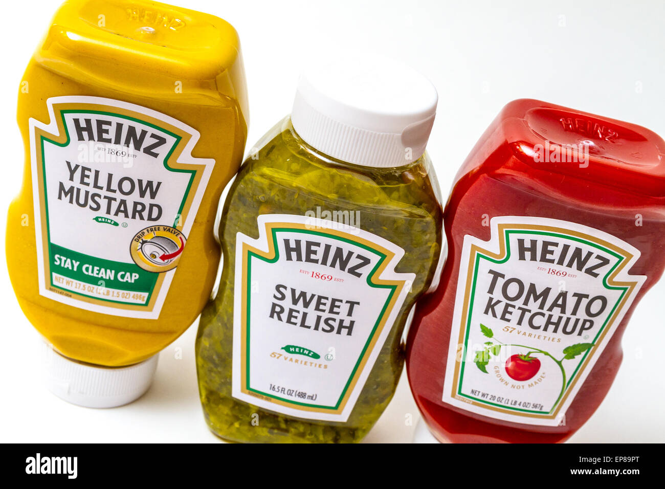 Un pack de trois produits Heinz ketchup, moutarde, relish et Sweet
