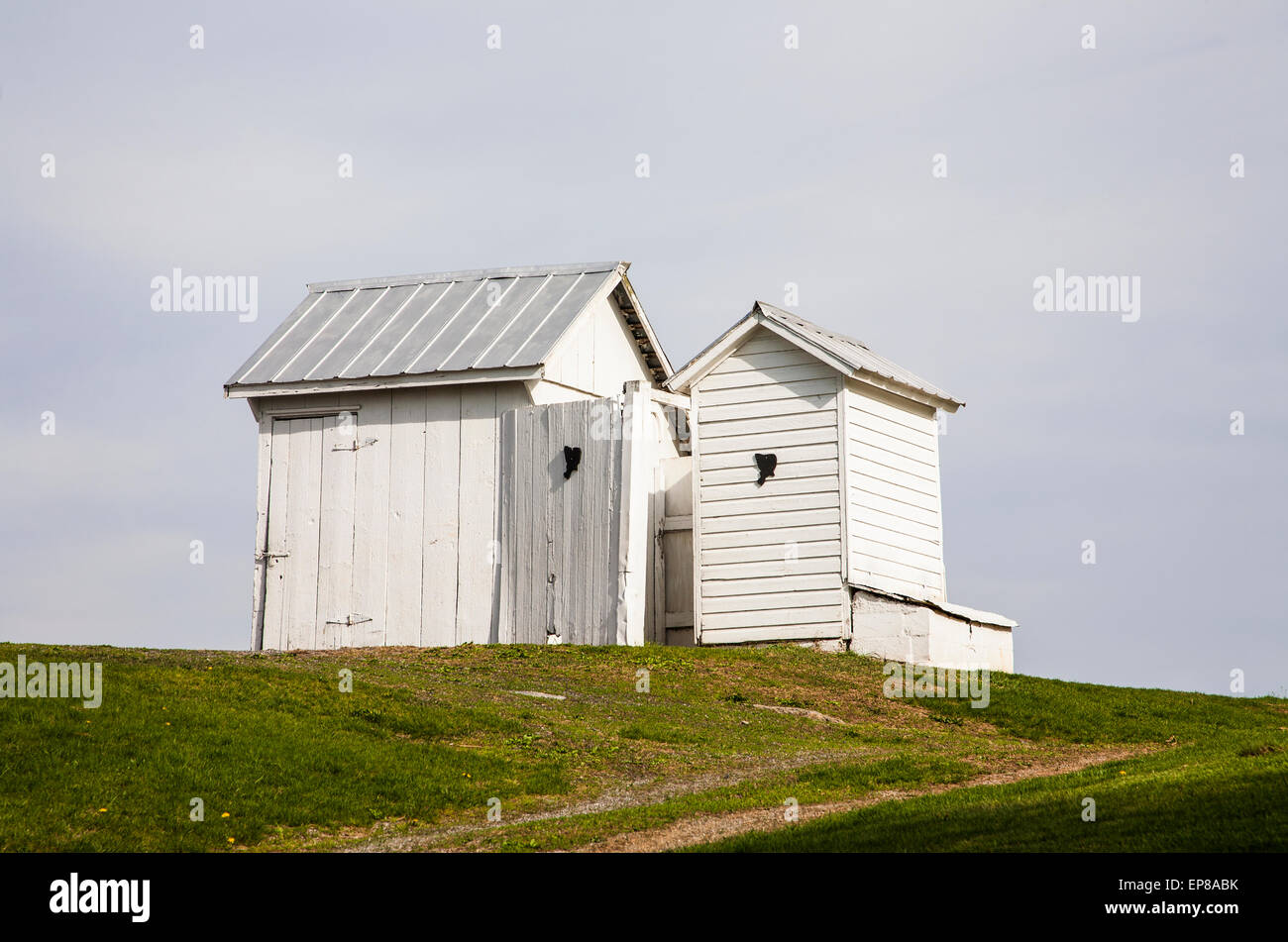 Deux anciens Amish école ses et ses maisons d'hôtes dans une école d'une pièce, comté de Lancaster, PA, USA, US, Amish pays hors de la maison toilettes Banque D'Images