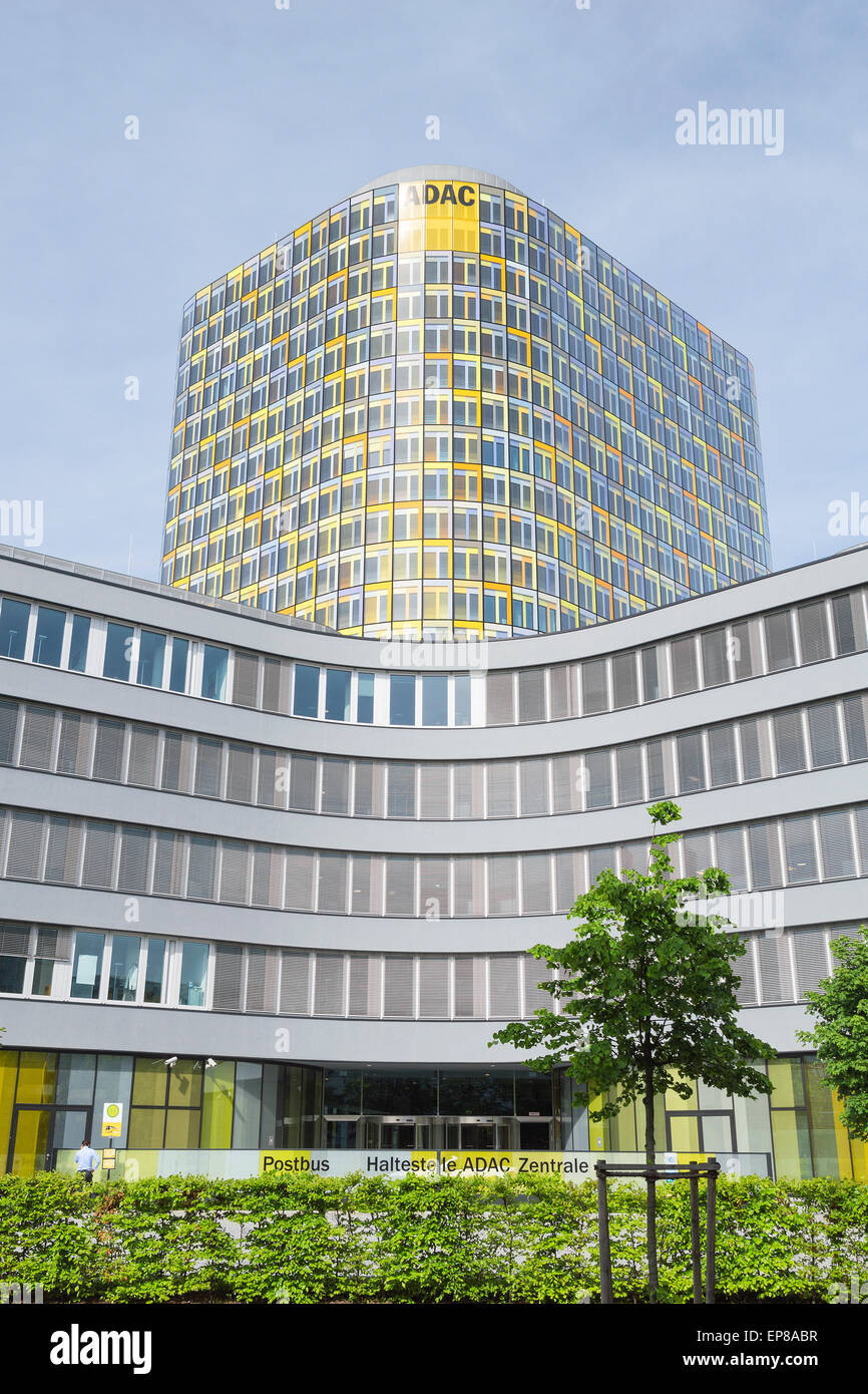 Shot verticale de 18 étages de la tour de siège de l'ADAC le trafic routier en cas d'urgence médicale et technique routière assistance accident association. Banque D'Images