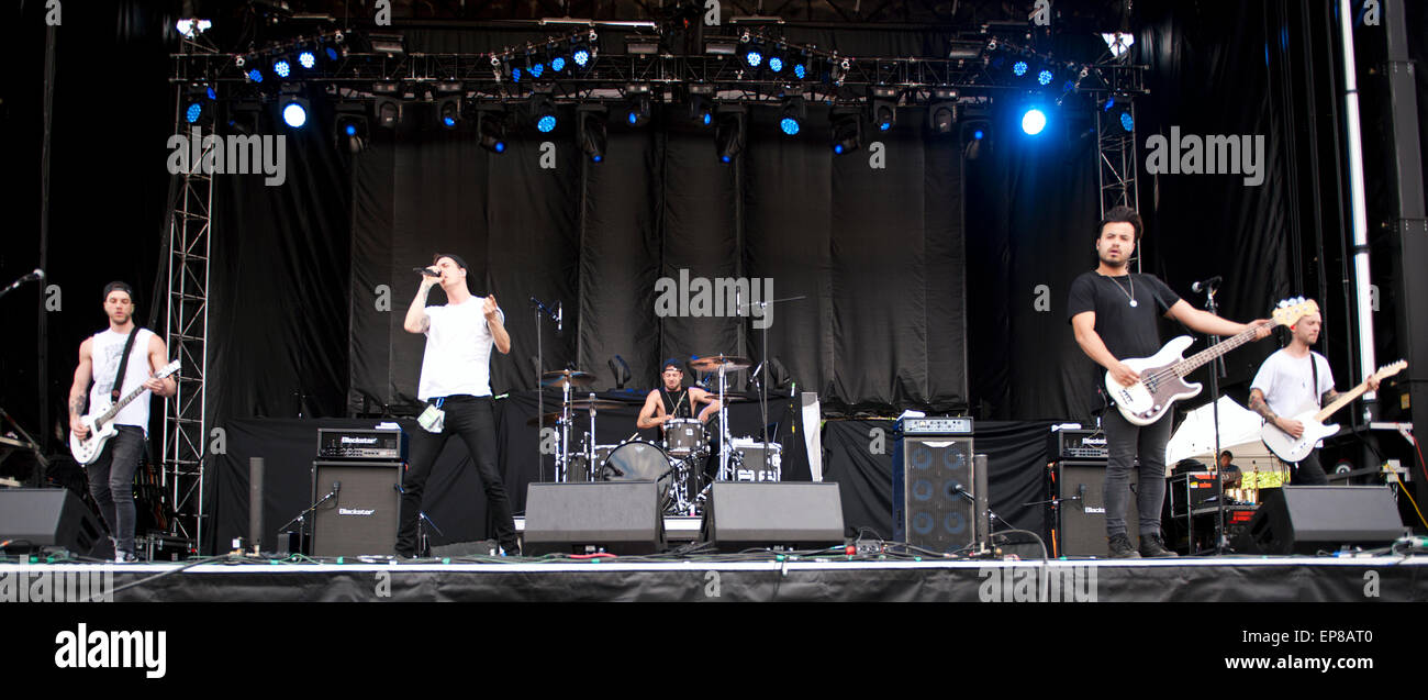 La bande de jeunes au Monster Energy 2015 Carolina rébellion. Vue panoramique Banque D'Images La bande de jeunes au Monster Energy 2015 Carolina rébellion. Vue panoramique Banque D'Images