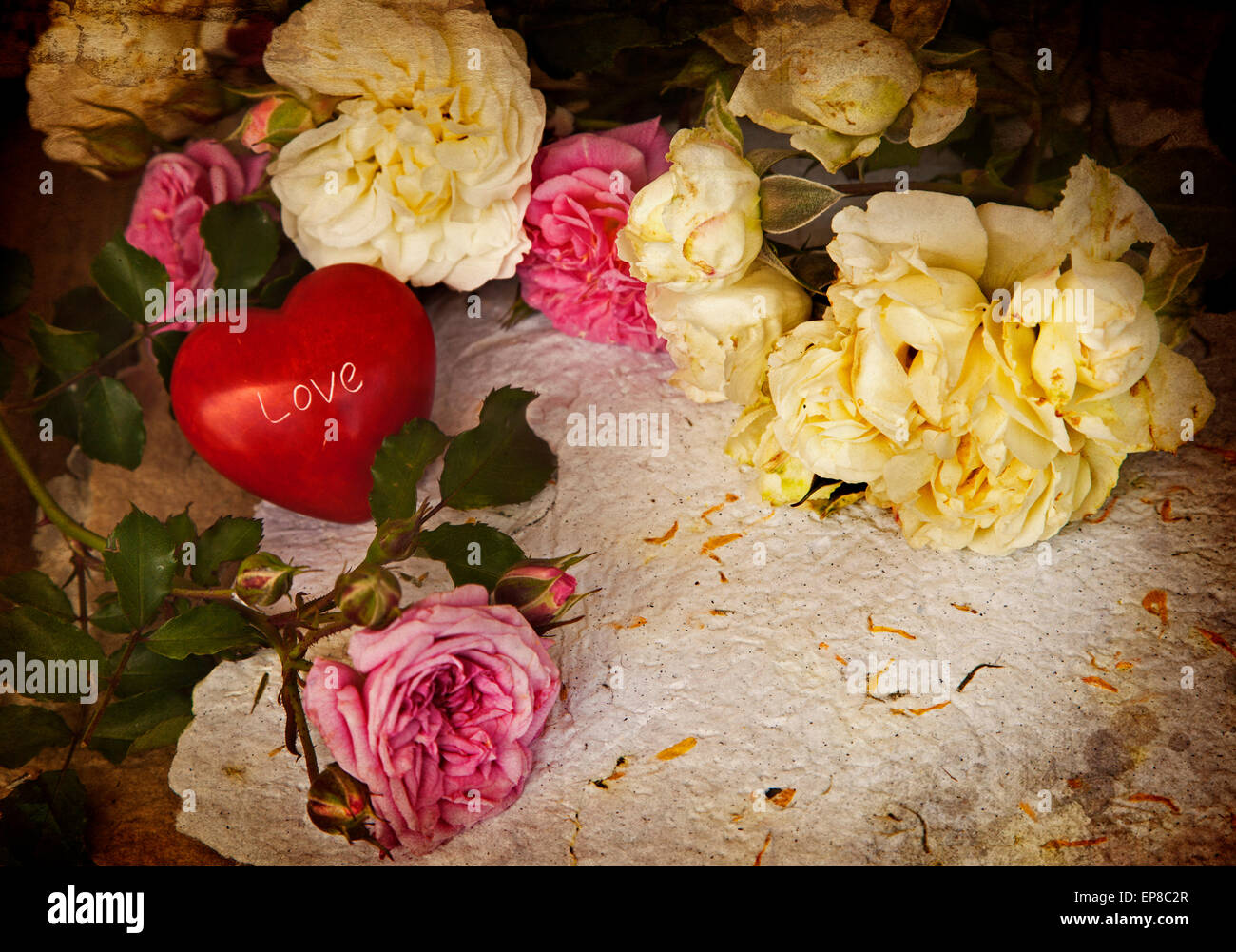 Belle Fleur Avec Des Roses Peu De Cœur Rouge Et Du Papier Fait A La Main Carte De Mariage Bouquet De Roses De Fleurs De Printemps Photo Stock Alamy