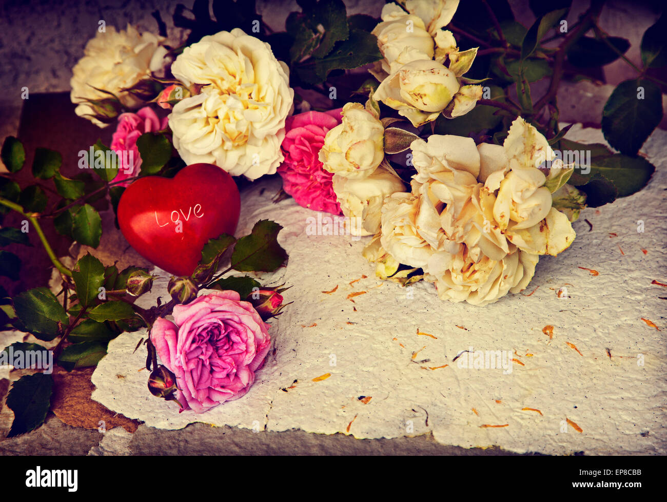 Belle Fleur Avec Des Roses Peu De Cœur Rouge Et Du Papier Fait A La Main Carte De Mariage Bouquet De Roses De Fleurs De Printemps Photo Stock Alamy