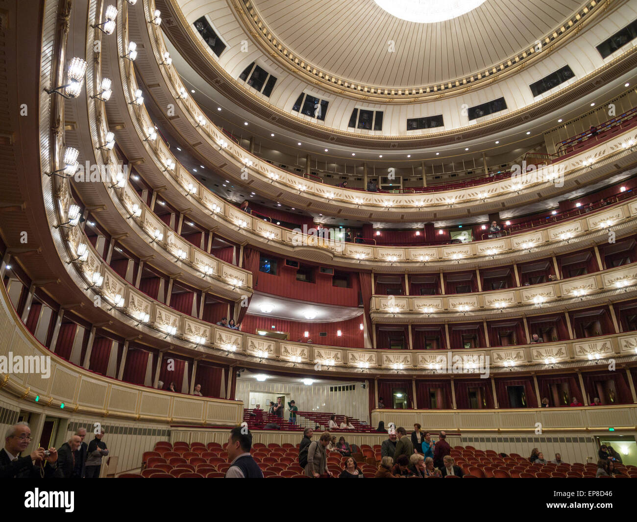 Balcons de la salle principale à l'Opéra de Vienne. Les niveaux de balcons avec l'orchestre coin ci-dessous. Banque D'Images