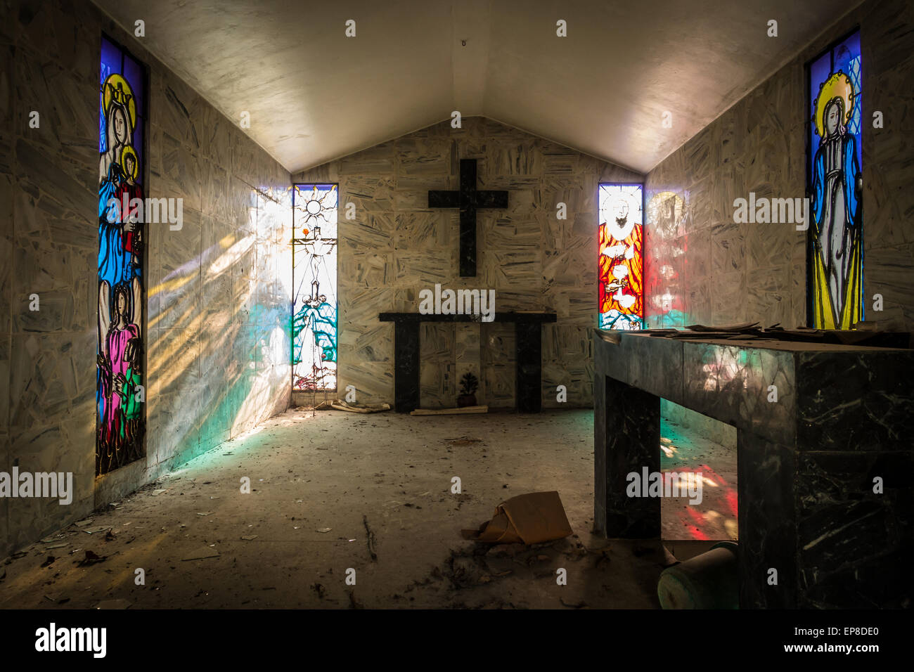 À l'intérieur d'un tombeau orné de vitraux dans le Cementerio de Los Ilustres, San Salvador. Banque D'Images