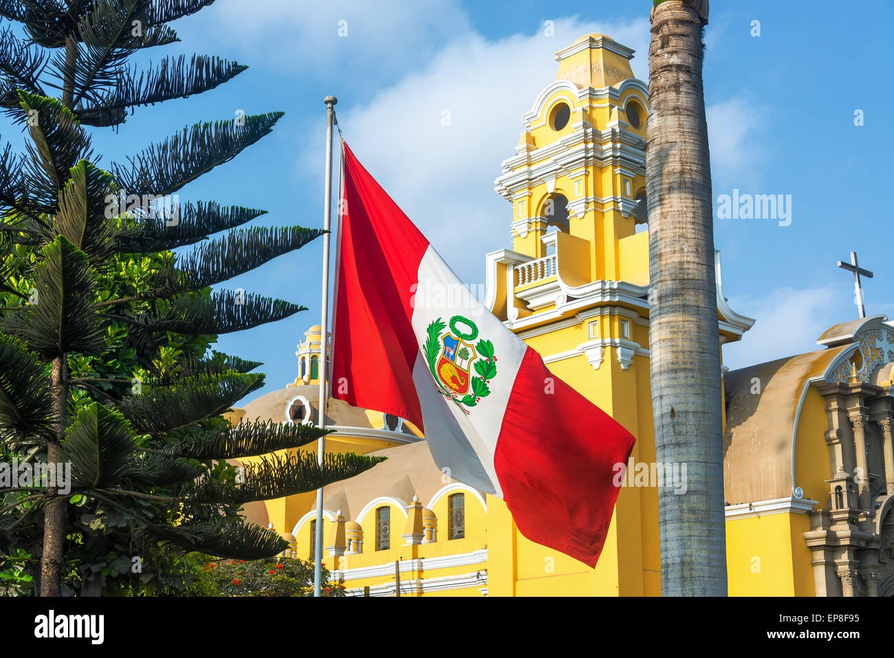 Drapeau péruvien jaune et église dans le quartier de Barranco à Lima, Pérou Banque D'Images