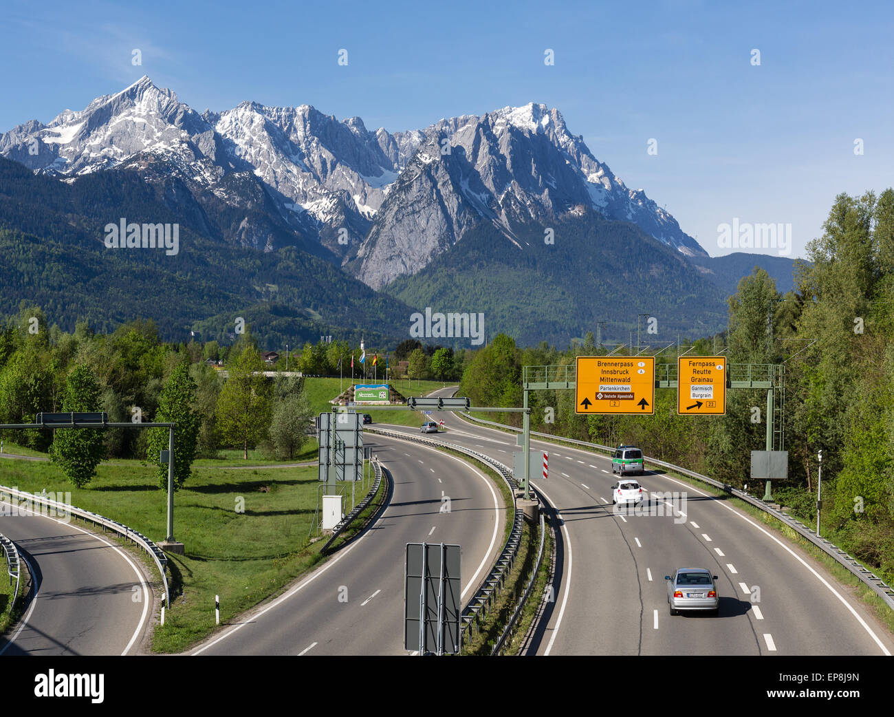 La route fédérale B2 à la sortie du tunnel de Farchant et l'entrée de la ville de Garmisch-Partenkirchen, du Wetterstein avec Banque D'Images