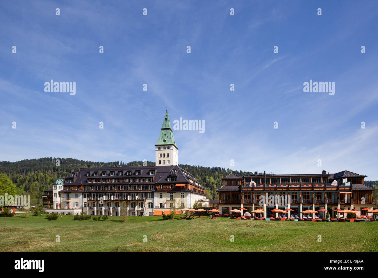 Schloss Elmau castle hotel avec spa, vue du sud, lieu de la sommet du G7 de 2015, Klais, du Wetterstein Banque D'Images