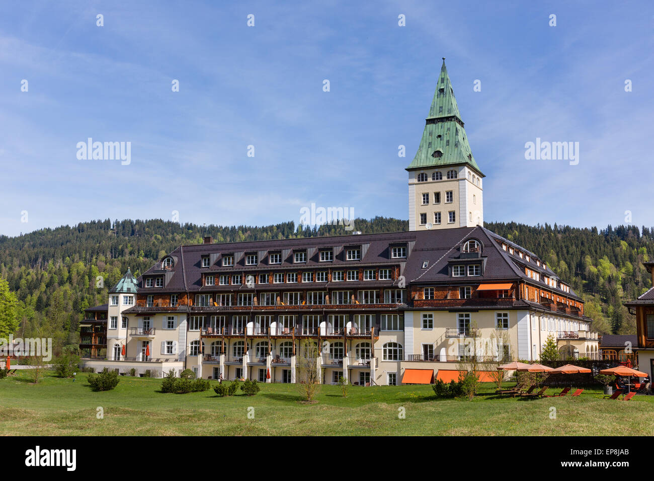 Schloss Elmau castle hotel avec spa, vue du sud, lieu de la sommet du G7 de 2015, Klais, du Wetterstein Banque D'Images