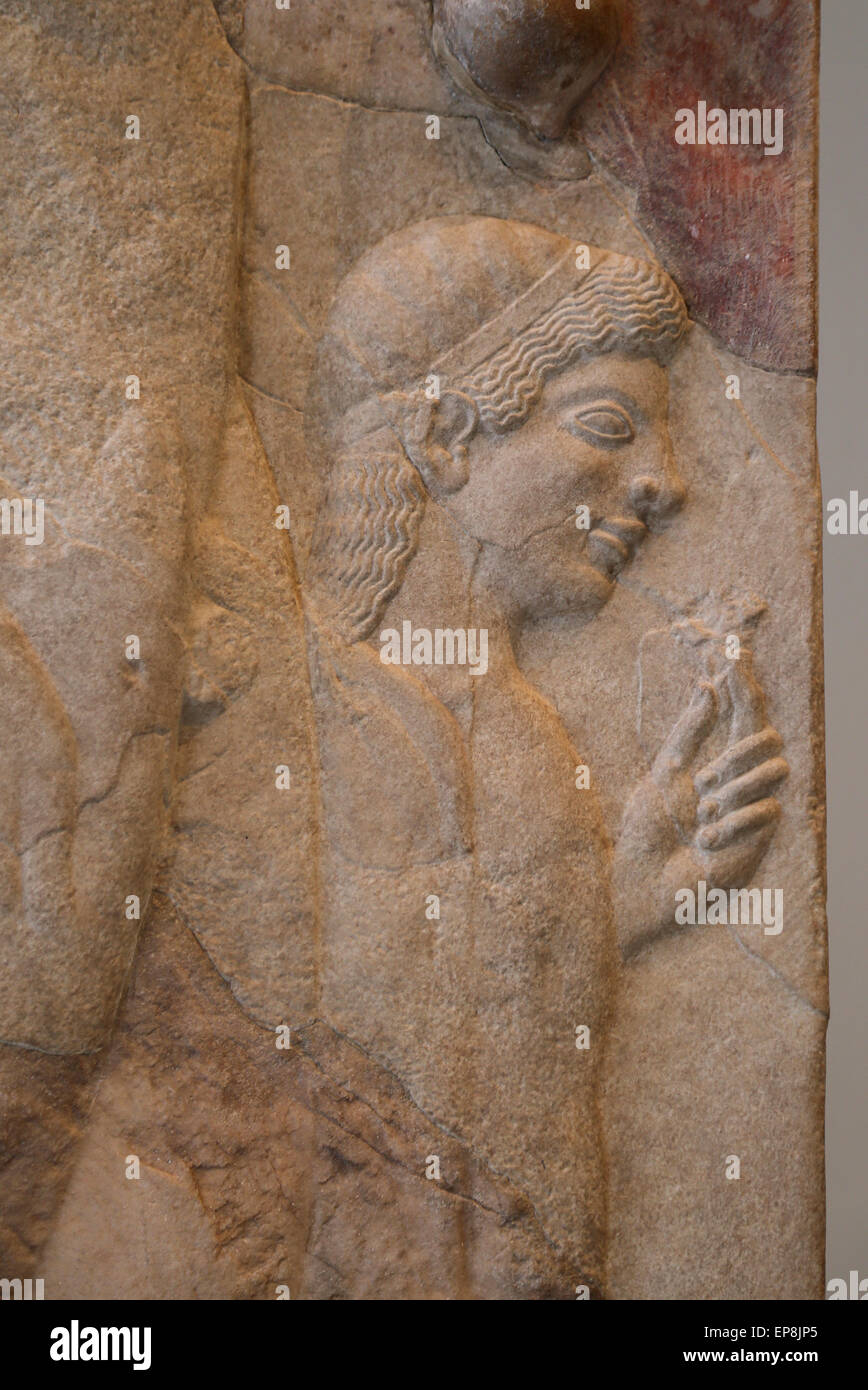 Stèle de marbre (pierre tombale) de jeunes et d'une petite fille. Détail petite fille, est titulaire d'une fleur. Le Grec, Grenier, ca. 530 C.-B. Banque D'Images