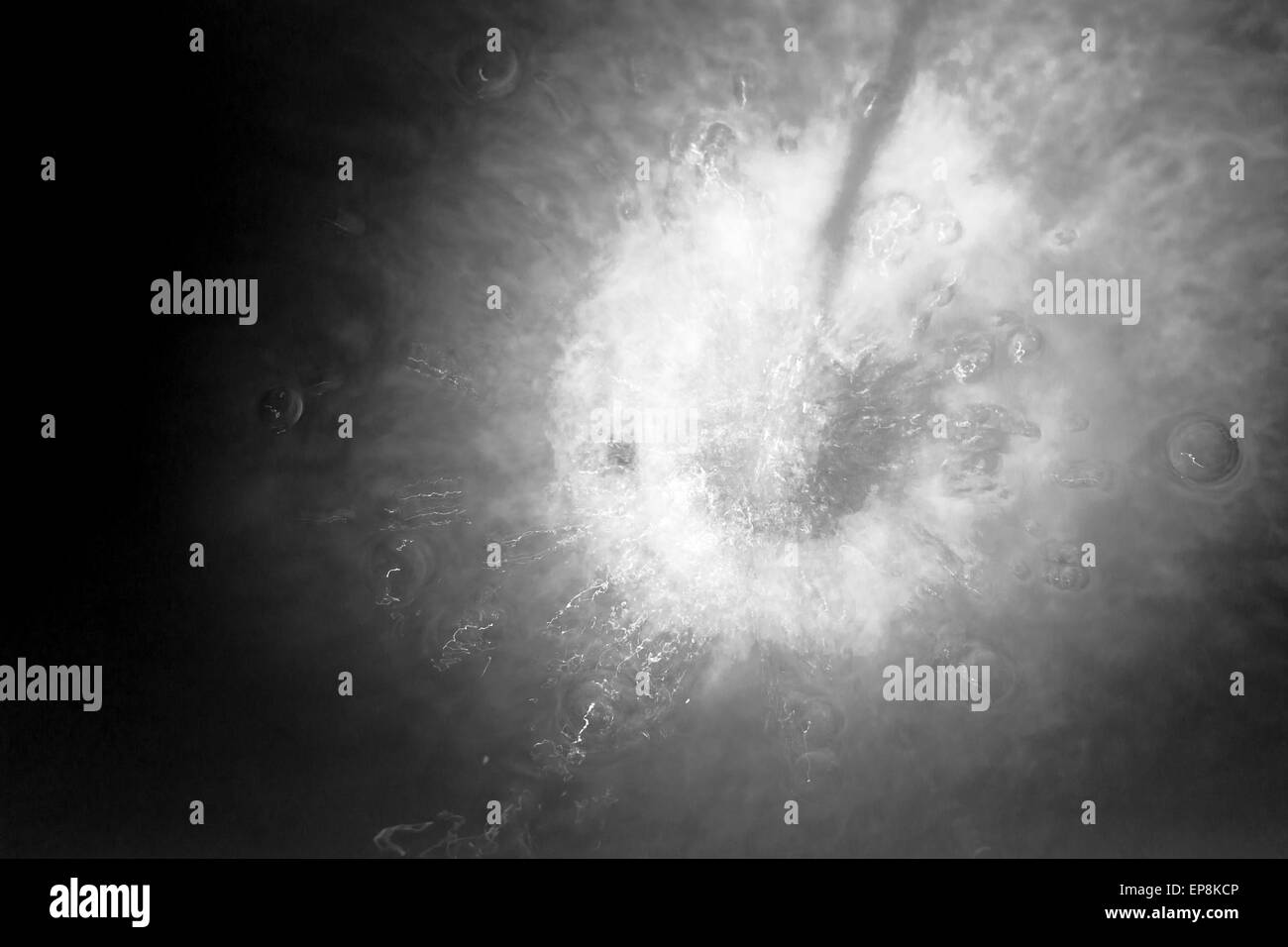 Underwater artistique de l'eau et verser dans une baignoire Banque D'Images