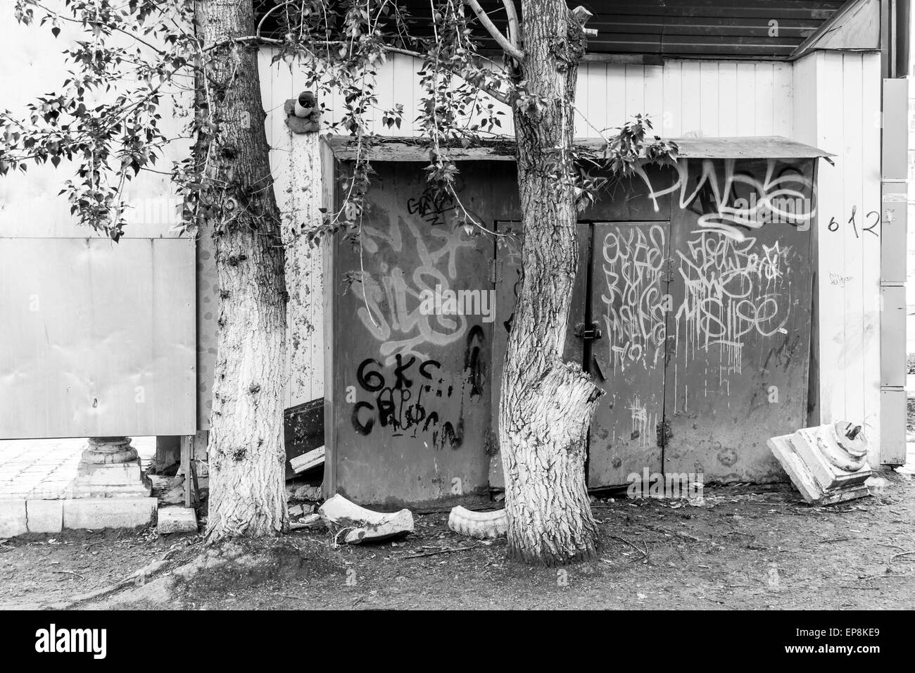 Abri de métal recouvert de pulvérisation et de troncs d'arbre Banque D'Images