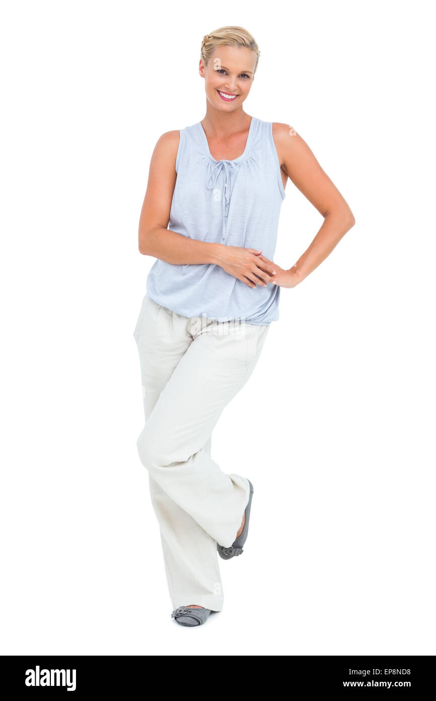 Woman smiling with hand on hip looking at camera Banque D'Images