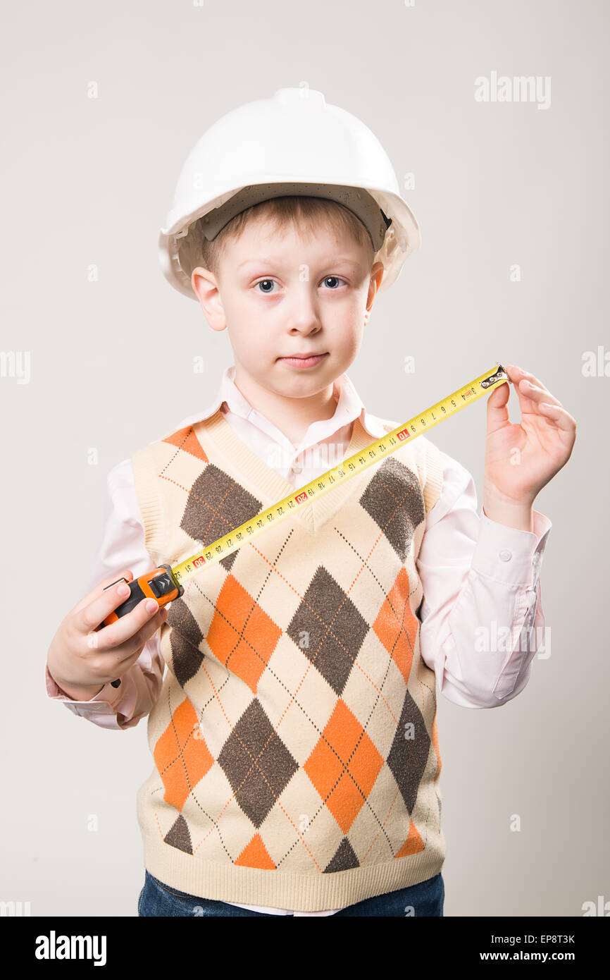 Garçon dans un casque de construction blanc Banque D'Images