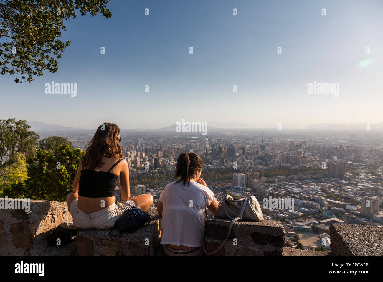 Deux filles enjoying view de Santiago, au Chili, du Terraza Bellavista, Parque Metropolitano de Santiago Banque D'Images