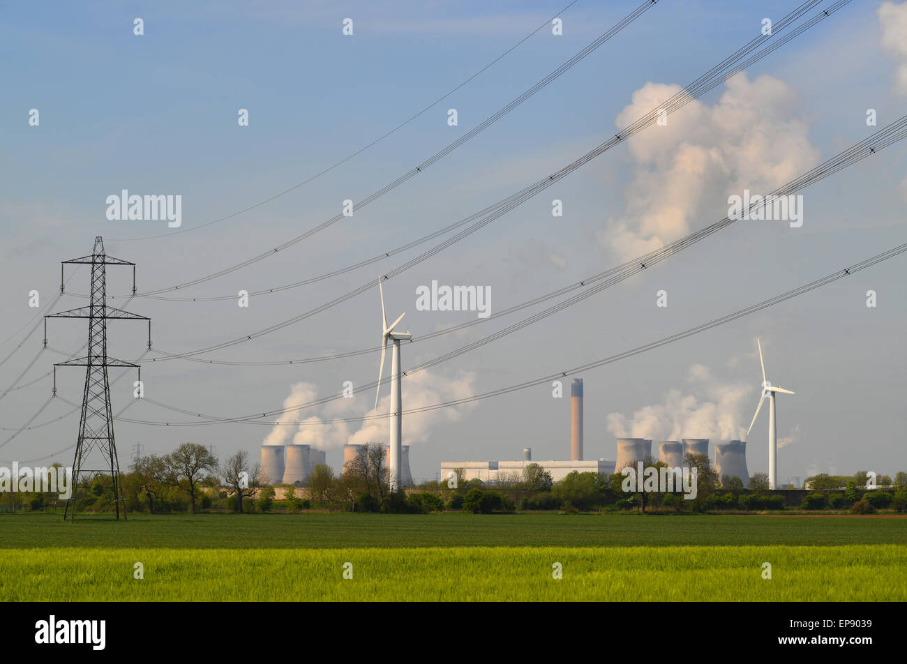 Éoliennes de production d'électricité par la centrale électrique alimentée au charbon Drax yorkshire royaume uni Banque D'Images