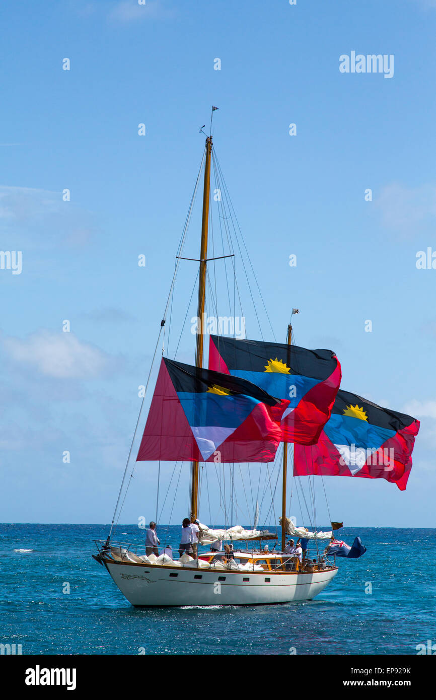 Antiguan yacht avec trois grands drapeaux dans la Antigua Classic Yacht Regatta 2015 Banque D'Images