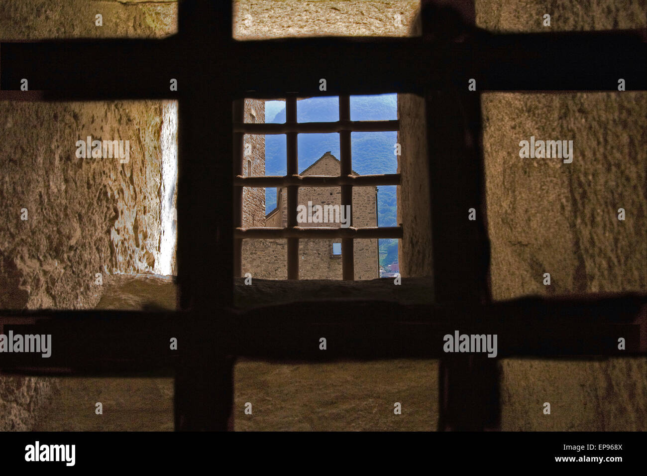 Un couple de grilles dans une cellule du château de Bellinzona Banque D'Images