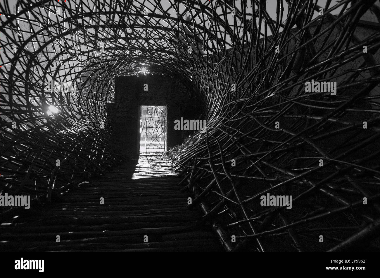 Une porte à la fin d'un pont en bois faites par l'ex-armée italienne en ville gallarate Banque D'Images