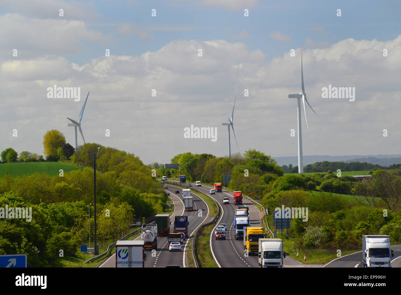 Le trafic passant par les éoliennes de production d'autoroute m18 sheffield united kingdom Banque D'Images