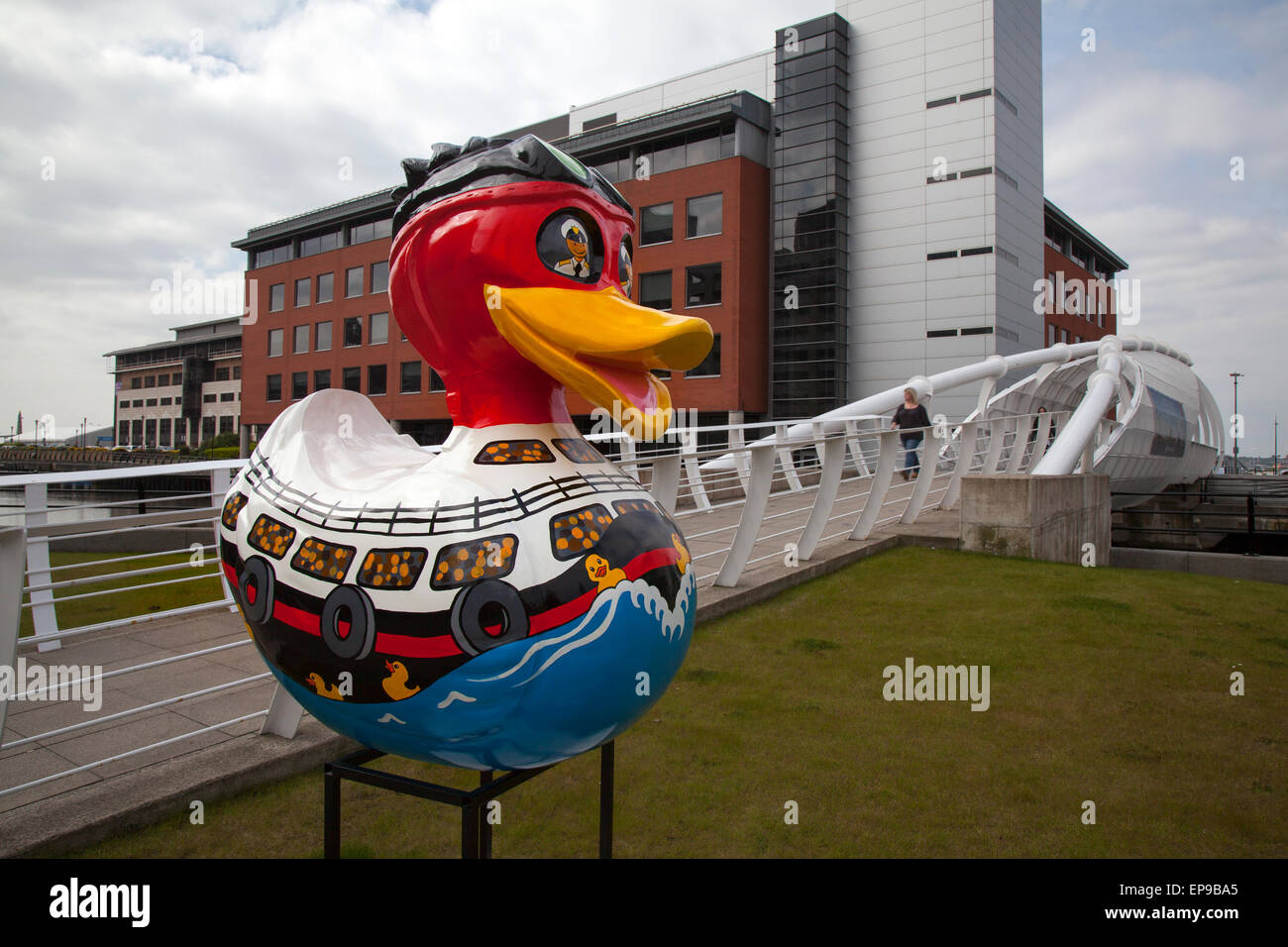 Liverpool, Merseyside, Royaume-Uni 15 Mai, 2015 'géant' Front de canard à Princes Dock, Liverpool sur la piste de canard. La première des canards au Liverpool Duck Trail, commandé par AquaDucked, ont été positionnés autour de l'eau, Liverpool One, et l'Albert Dock. Vingt au total seront placées autour du centre ville pour l'événement LightNight. Ils sont peints pour marquer un 'Liverpool première', réalisations qui ont été reconnus comme une première mondiale. Banque D'Images