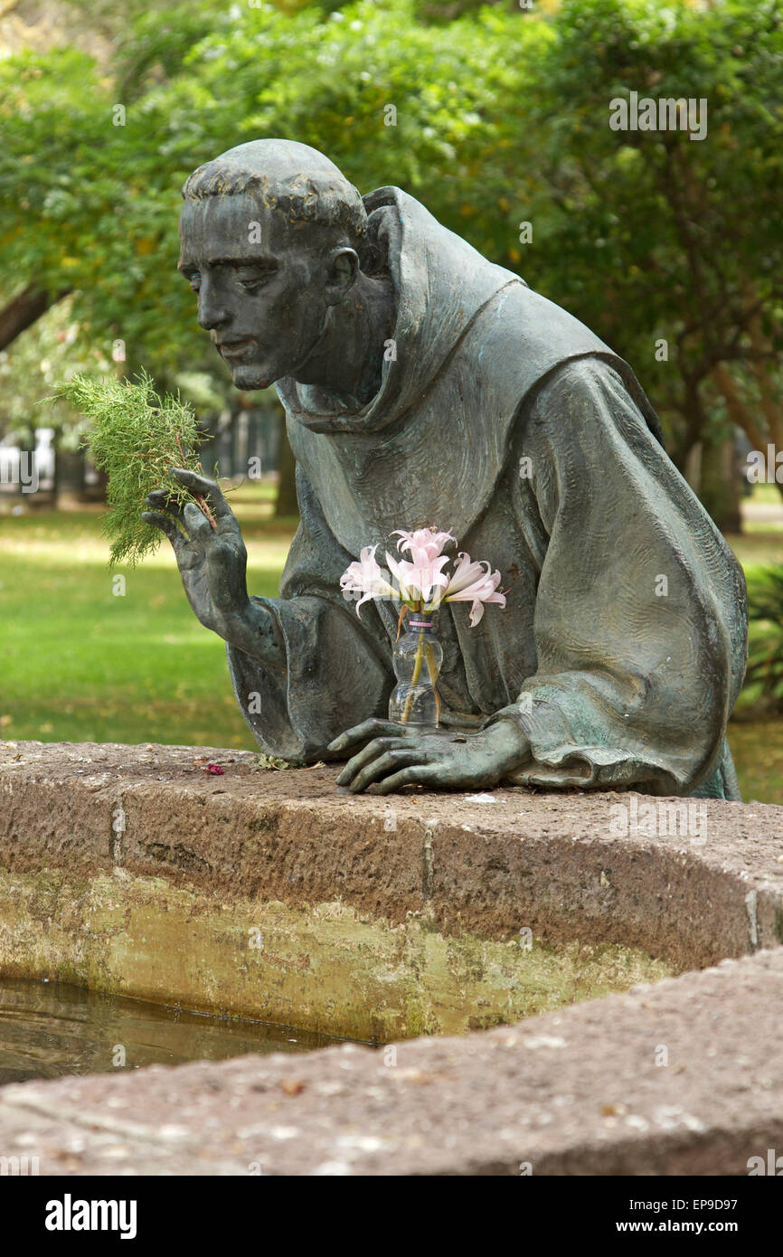 Fleurs à côté de la statue de saint François à Sassari, Sardaigne du parc public Banque D'Images