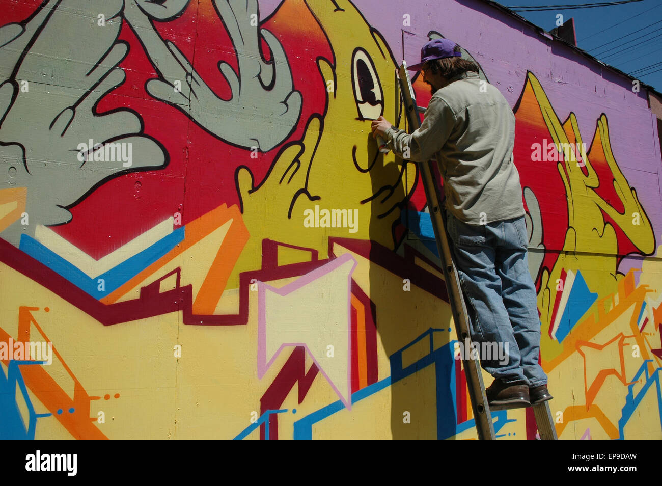 Toronto, Canada : un homme peindre un graffiti Banque D'Images