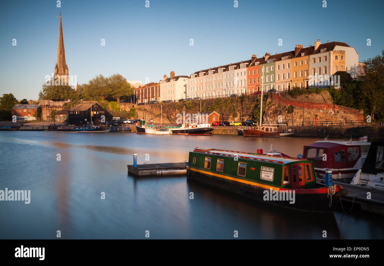 Une soirée sur la maisons géorgiennes, et Redcliffe Cathédrale par le port flottant à Bristol, Royaume Uni Banque D'Images