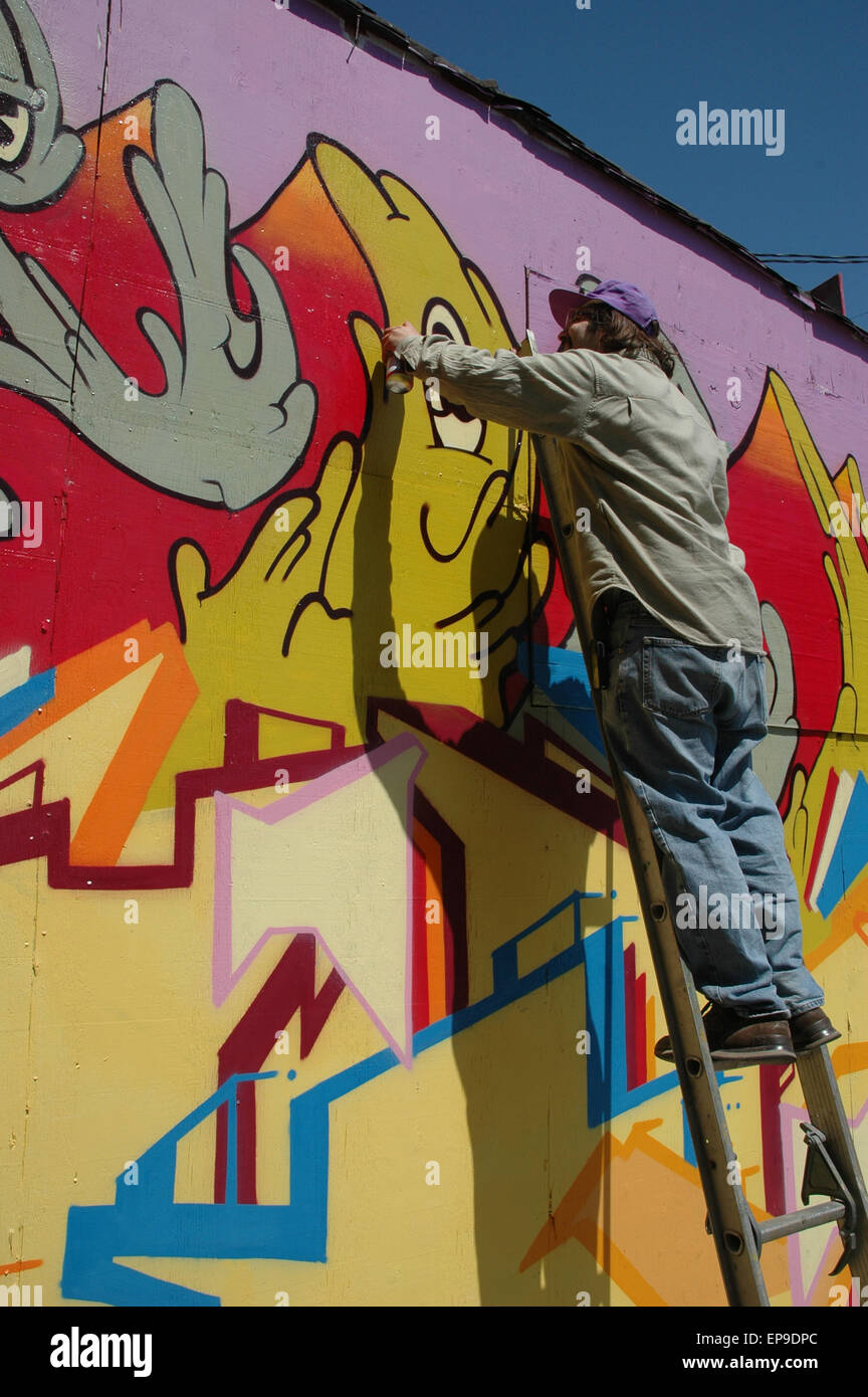 Toronto, Canada : un homme peindre un graffiti Banque D'Images