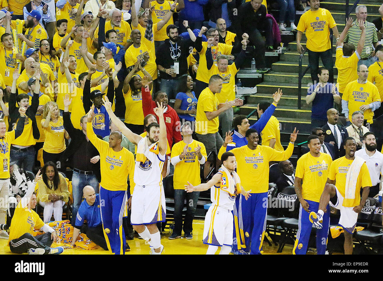 14 mai 2015 - Napa, CA, États-Unis - Les Golden State Warriors banc et fans célébrer un pointeur pendant leurs trois 98-78 victoire sur les Memphis Grizzlies à l'Oracle Arena à Oakland, mercredi. Les guerriers mener la série 3 victoires à 2. (Crédit Image : © Napa Valley Inscription/Zuma sur le fil) Banque D'Images