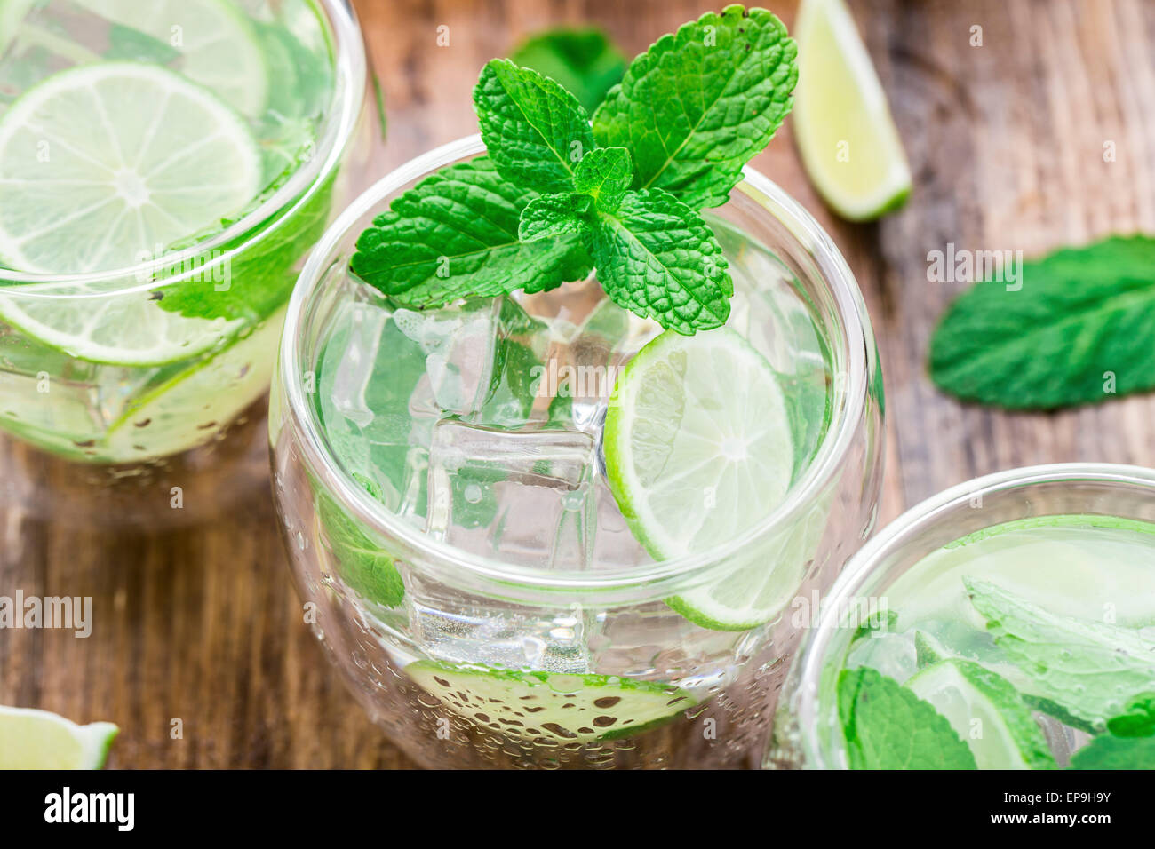 Cocktail froid de glace avec de la chaux et de menthe Banque D'Images