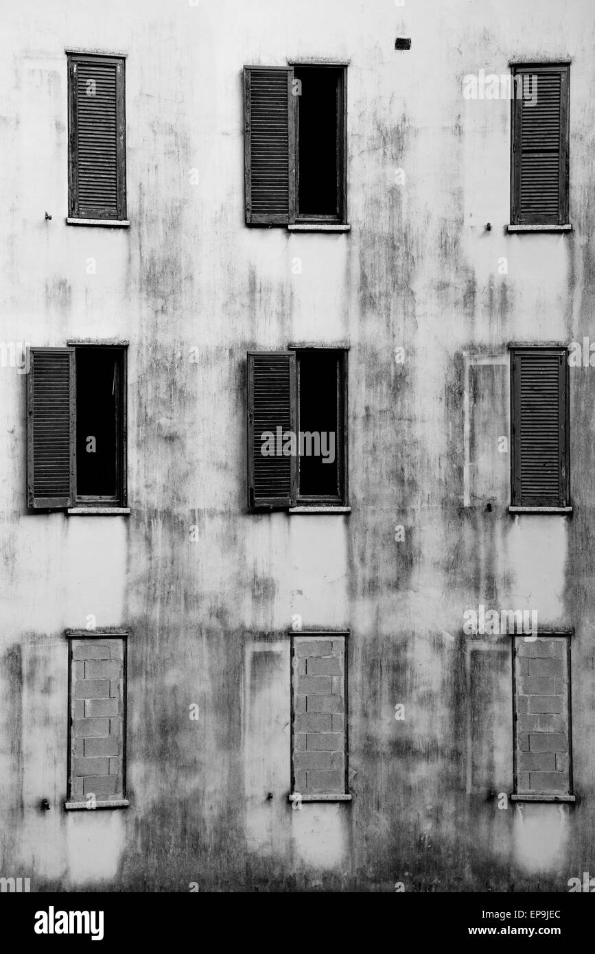 Fenêtres sur le mur de l'immeuble abandonné Banque D'Images
