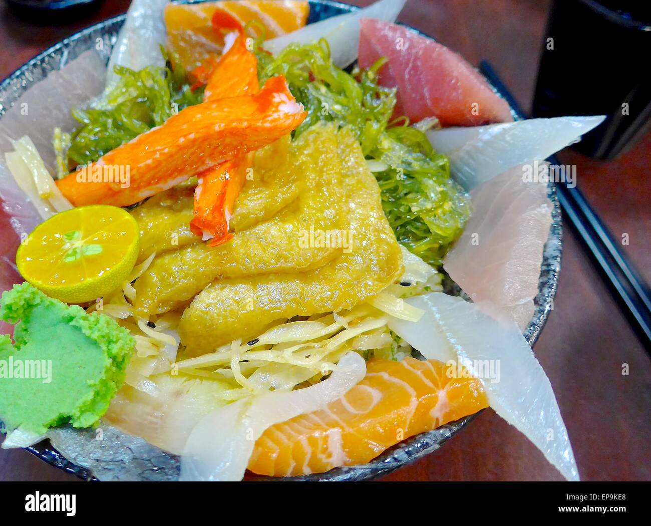 Sashimi japonais avec les poissons crus au restaurant Banque D'Images