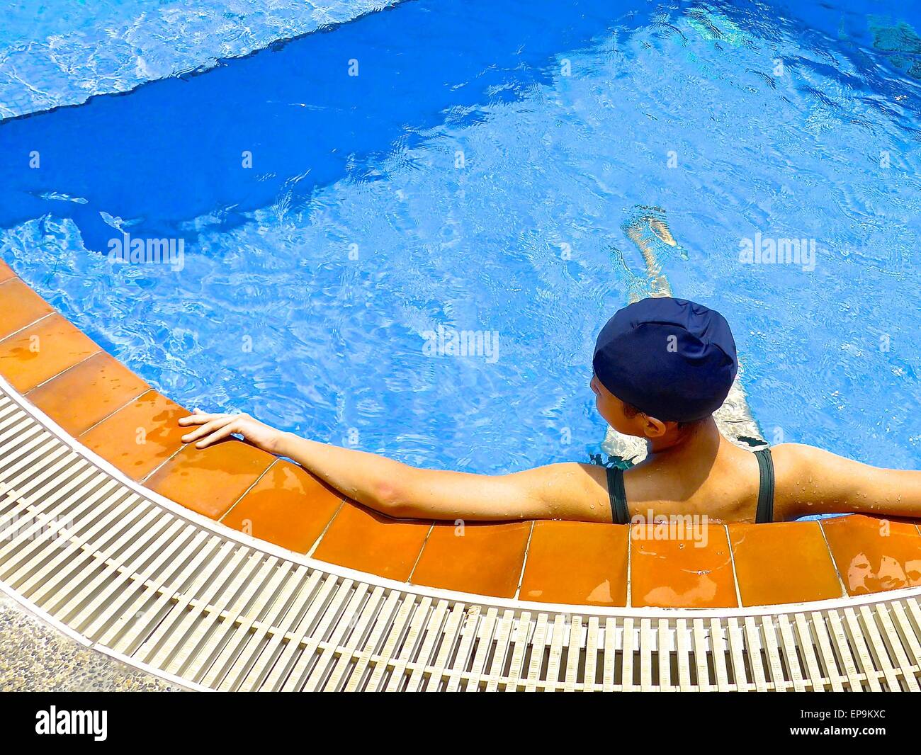 Jeune fille pratique la natation dans une piscine Banque D'Images