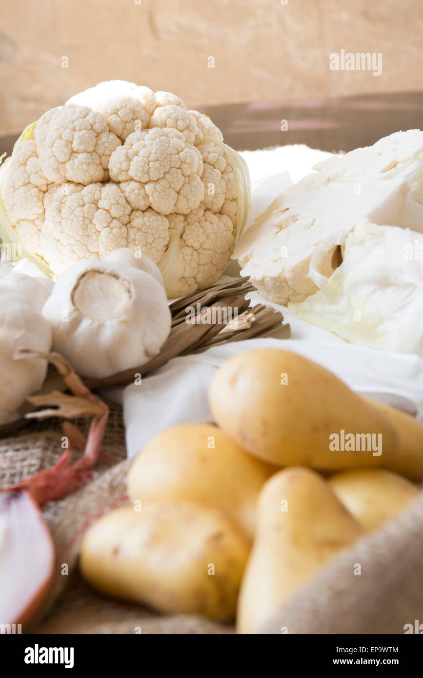 Les légumes d'hiver avec le chou-fleur, les pommes, l'ail et les oignons. Banque D'Images