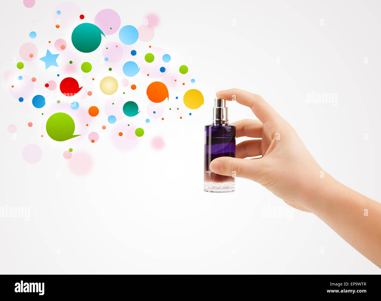 Close up of woman mains bulles colorées de pulvérisation de la magnifique ville de flacon de parfum Banque D'Images