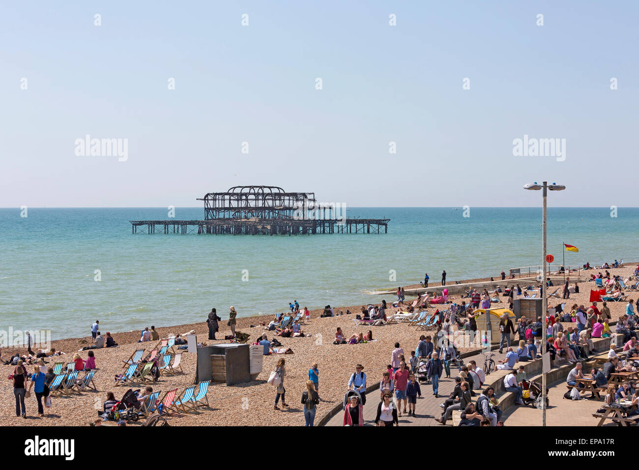 Les personnes bénéficiant du soleil sur une journée ensoleillée à la plage de Brighton dans l'East Sussex, Angleterre Banque D'Images