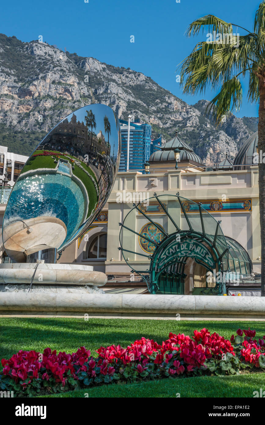 Une réflexion du casino dans une sculpture de métal et le Cafe de Paris entrée dans l'arrière-plan à Monte Carlo, Monaco Banque D'Images