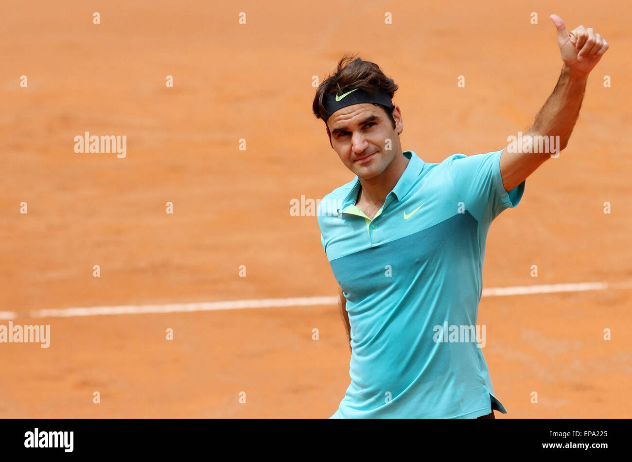 Rome, Italie. 15 mai, 2015. Roger Federer suisse célèbre après avoir remporté son match contre Tomas Berdych la République tchèque au cours de match quart de l'ATP Tennis tournoi Open au Foro Italico, le 15 mai 2015 à Rome. Credit : Andrea Spinelli/Alamy Live News Banque D'Images