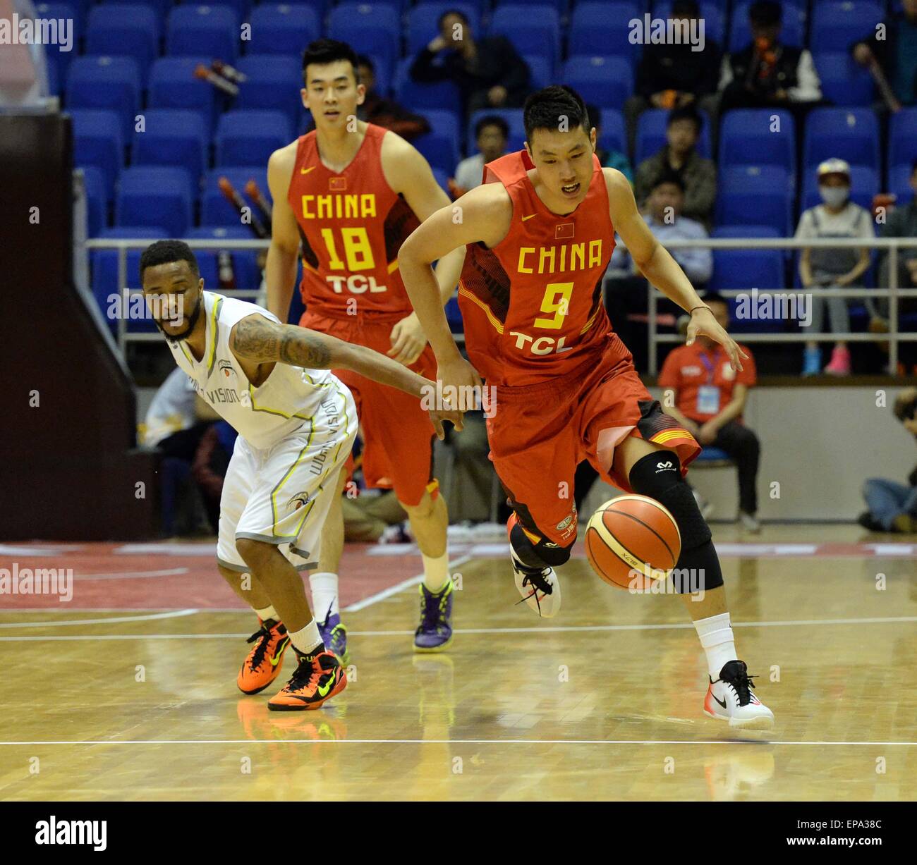 Harbin, Chine, province de Heilongjiang. 15 mai, 2015. Zhai Xiaochuan de Chine brise pendant le 2015 Men's international sino-américain basketball challenge match contre l'équipe de l'union américaine à Harbin, capitale de la province du nord-est de la Chine, le 15 mai 2015. La Chine a gagné 79-69. © Wang Kai/Xinhua/Alamy Live News Banque D'Images