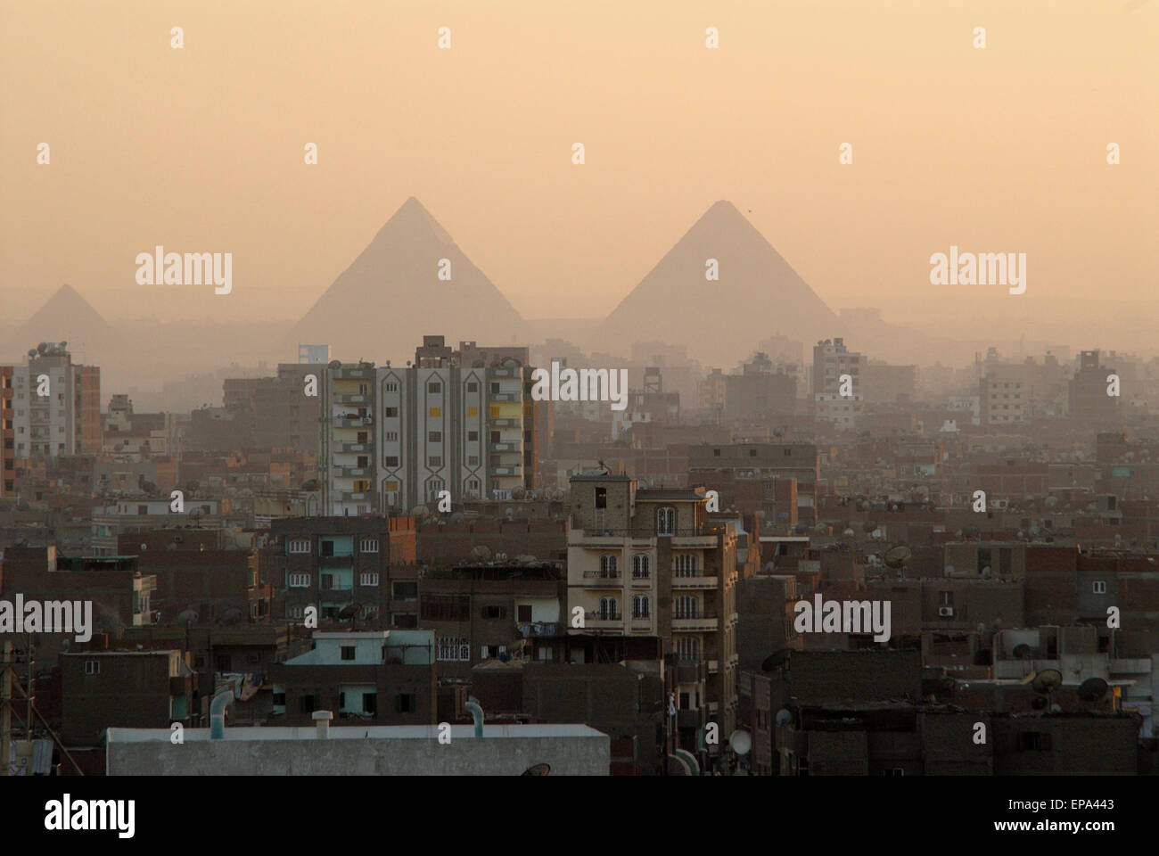 Donnant sur Giza Pyramids Cairo Égypte, vers Banque D'Images