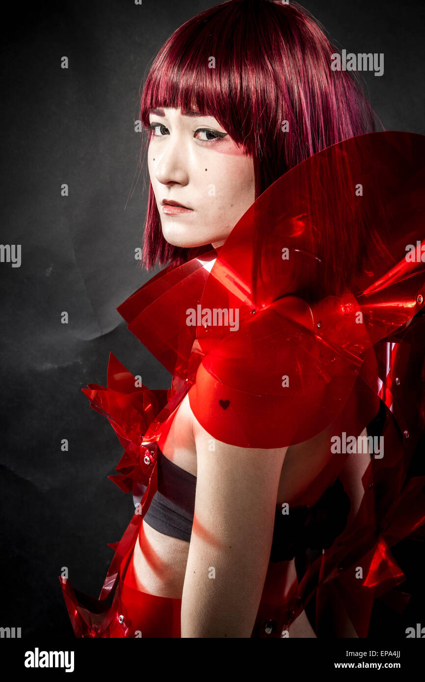 Manga robot avec armure rouge, magnifique jeune femme japonaise dans un  costume methacrylate Photo Stock - Alamy