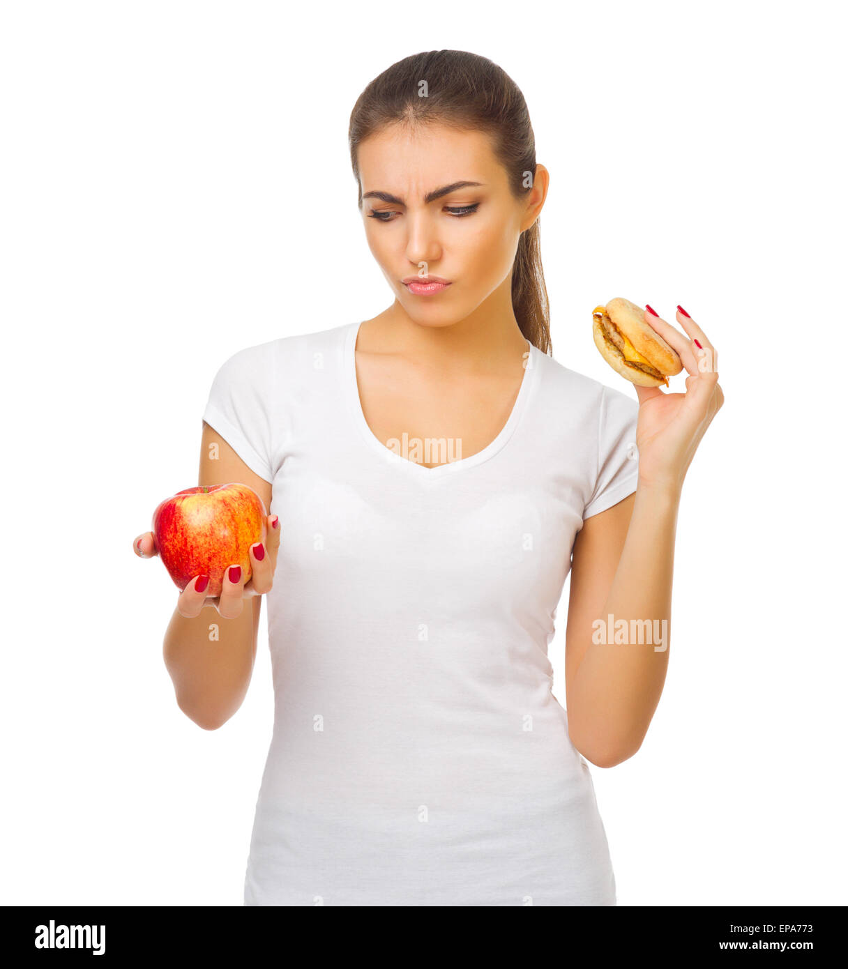 Jeune fille doutant avec apple et isolées du hamburger Banque D'Images